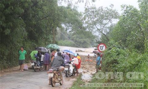 Mưa lũ ở Nam Trung bộ gây chia cắt, thiệt hại nhiều nơi