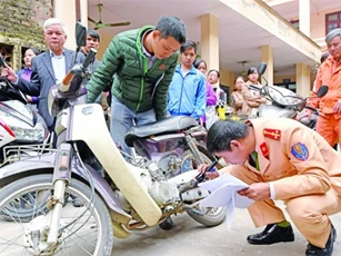 Phạt xe không chính chủ: Người Hà Nội "chen chân" sang tên đổi chủ