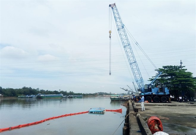 Sà lan chở 400 tấn thép bị chìm, nhiều người rơi xuống sông