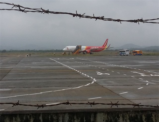 Vietjet lên tiếng vụ bánh máy bay trượt ra vìa cỏ ở sân bay Chu Lai