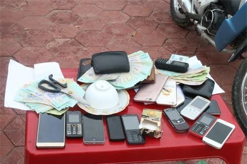 Bắt 17 đối tượng có hành vi đánh bạc thu giữ trên 80 triệu đồng