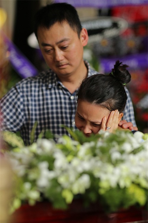 Con gái NSƯT Quang Lý vội về nước, khóc nức nở bên linh cữu cha