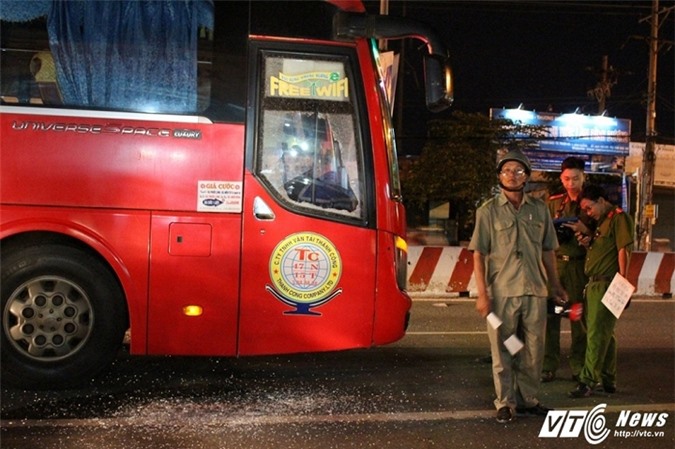 Kinh hoàng nhóm côn đồ chặn xe khách, đập vỡ kính ở Bình Dương