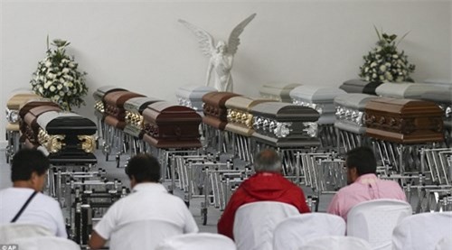 Nghẹn lòng cảnh quan tài cầu thủ Brazil xếp kín nhà tang lễ