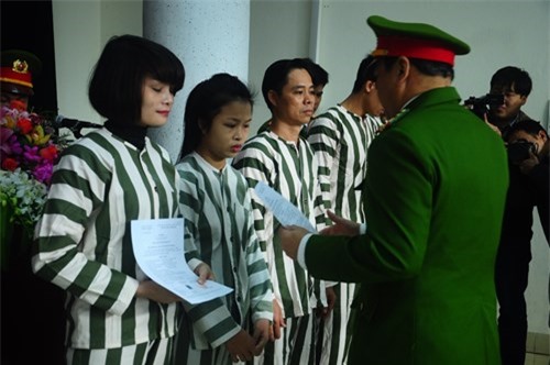 Phạm nhân vỡ òa hạnh phúc ngày được đặc xá