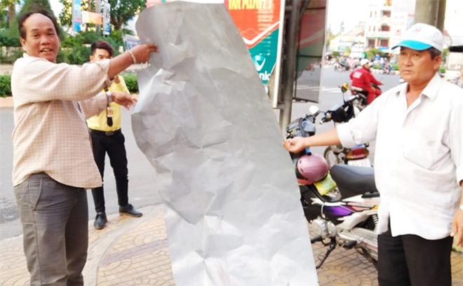 Tôn bay ra đường, hai mẹ con suýt chết