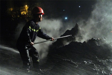 Hiện trường hoang tàn sau vụ cháy lớn ở xưởng nhựa Trung Văn