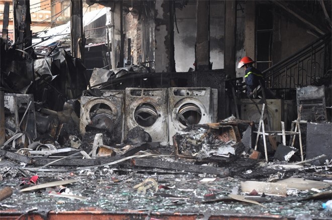 Hiện trường tan hoang sau vụ cháy lớn ở siêu thi điện máy Xuân Mai