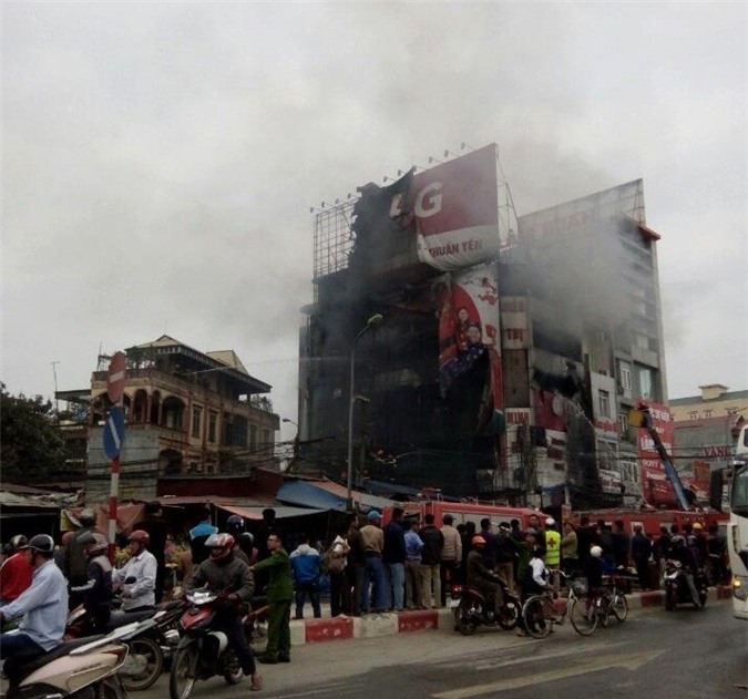 Lại xảy ra cháy lớn tại siêu thị điện máy ở Xuân Mai, Hà Nội