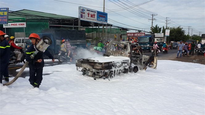 Tài xế suýt thành ngọn đuốc khi lái xe tải chở cồn bốc cháy