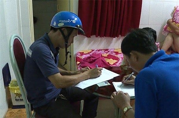 Tiếp viên cà phê chiều khách "tới bến" trong nhà trọ miền Tây