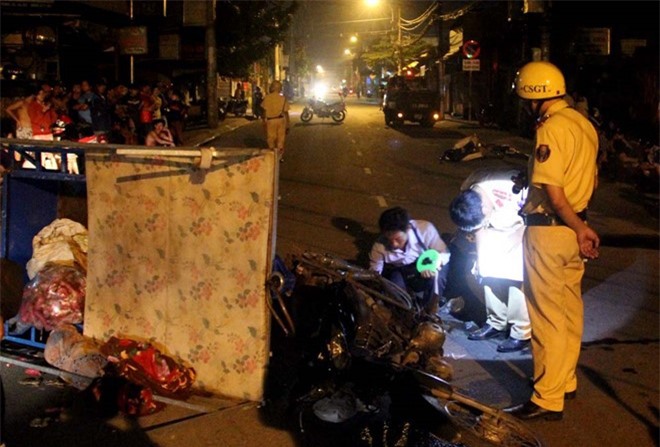 Vợ gào khóc ôm thi thể chồng sau tai nạn kinh hoàng ở Sài Gòn