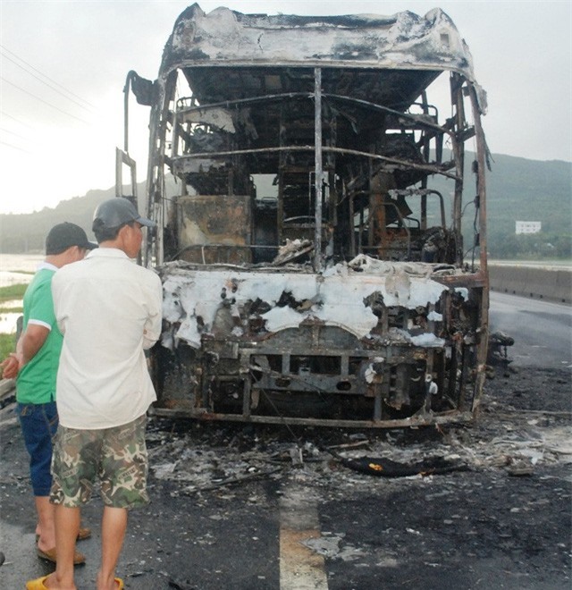 Xe khách đang chạy bốc cháy dữ dội, 30 hành khách thoát nạn