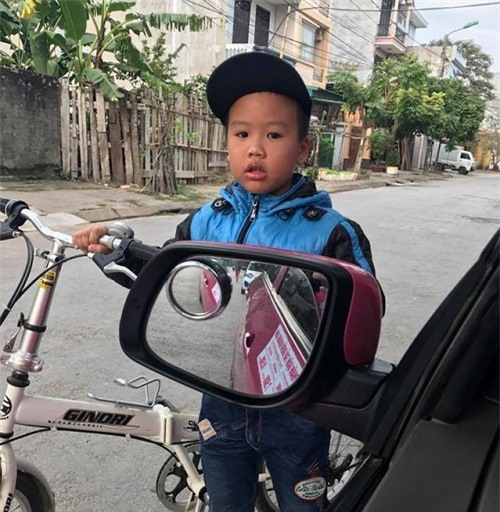Bé trai học lớp 2 đứng lại xin lỗi vì tông taxi gây sốt cộng đồng