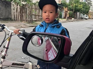 Bé trai học lớp 2 đứng lại xin lỗi vì tông taxi gây sốt cộng đồng