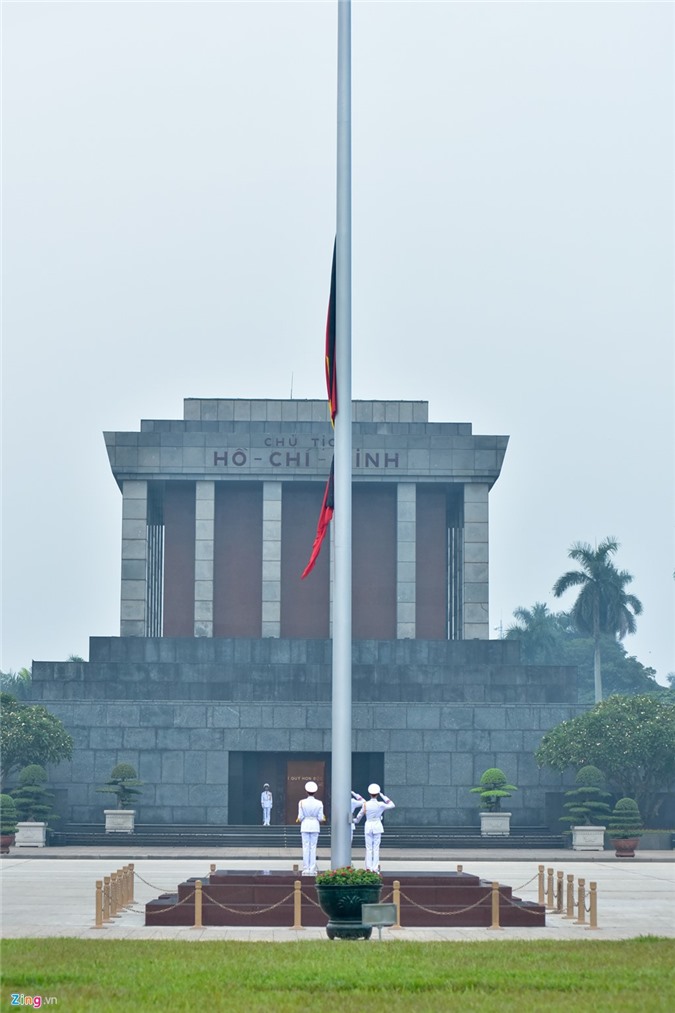 Lãnh tụ Fidel Castro qua đời: Hà Nội treo cờ rủ ngày Quốc tang