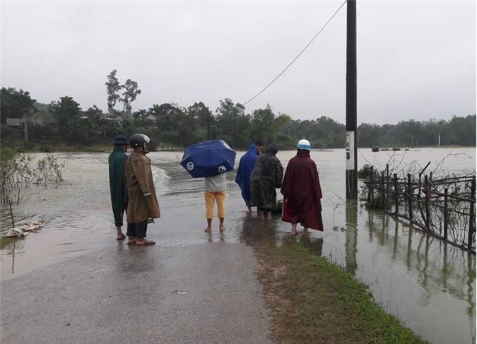 Mưa lũ miền Trung làm 10 người chết, hàng chục căn nhà đổ sập