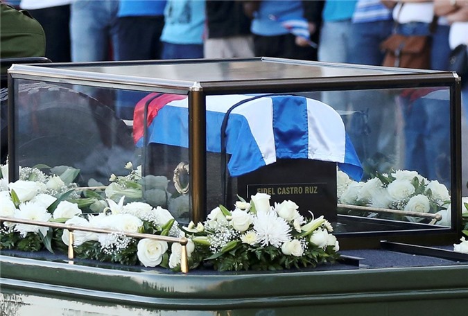 Người dân Cuba rơi nước mắt tiễn lãnh tụ Fidel Castro về với đất mẹ