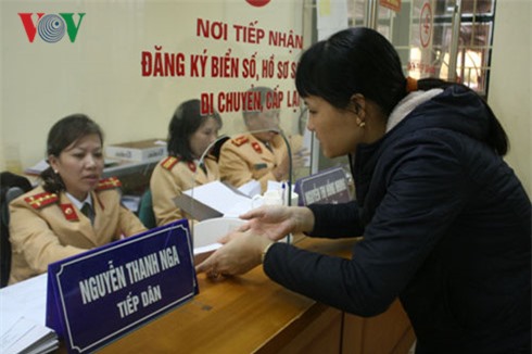 Người dân Hà Nội ồ ạt đi đăng ký sang tên đổi chủ xe máy