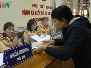 Người dân Hà Nội ồ ạt đi đăng ký sang tên đổi chủ xe máy