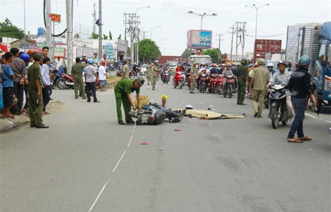 Tai nạn nghiêm trọng khiến mẹ vợ tử vong, con rể bị cán gãy chân