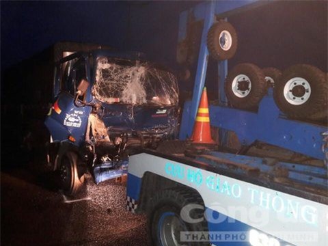 Tài xế ngủ gục, gây tai nạn trên cao tốc TP. HCM - Trung Lương