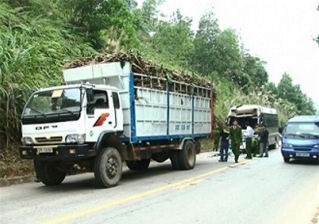 Thanh Hóa: Xe khách đâm ô tô chở mía, 11 người bị thương