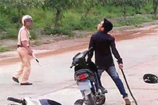 Thanh niên say rượu quậy phá, đánh công an ngay tại trụ sở