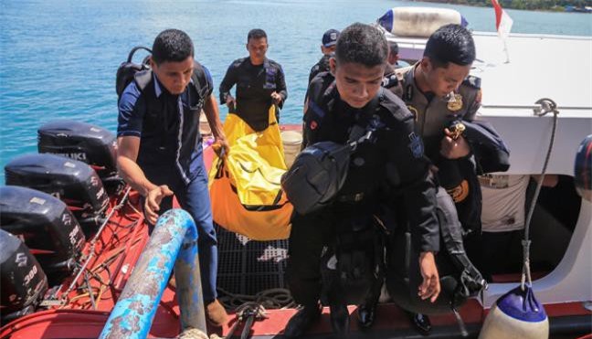 Tìm thấy nhiều phần thi thể, điện thoại vụ máy bay rơi ở Indonesia