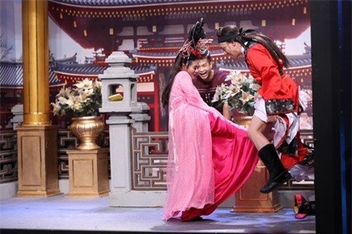 Trấn Thành bị người đẹp đá vào chỗ hiểm trong Ơn giời Cậu đây rồi