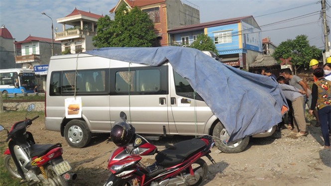 Cố vượt đường ngang, xe khách 12 chỗ bị tàu hỏa húc văng