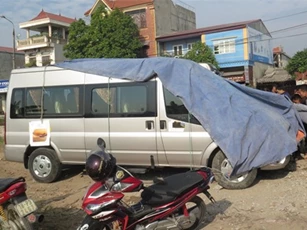 Cố vượt đường ngang, xe khách 12 chỗ bị tàu hỏa húc văng