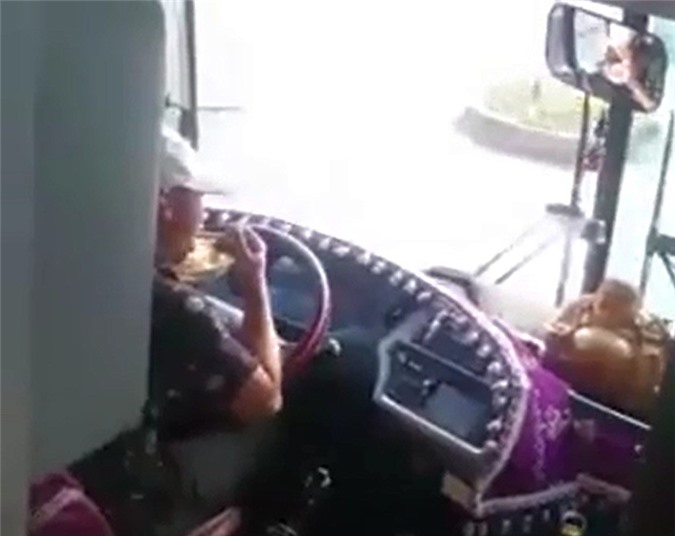 Công an vào cuộc vụ tài xế xe khách vừa lái xe vừa ăn mỳ