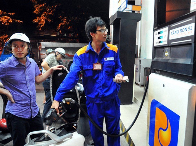 Giá xăng tăng 300 đồng/lít từ 19h tối nay 