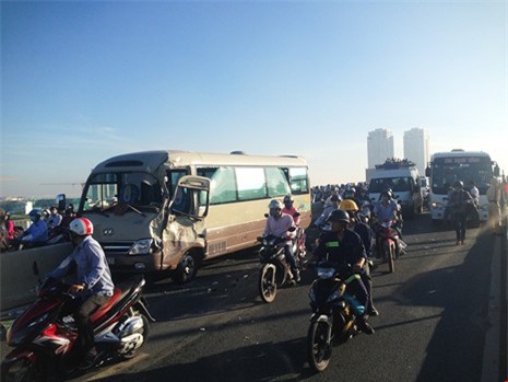 Tai nạn xe khách trên cầu Sài Gòn, hàng nghìn phương tiện mắc kẹt