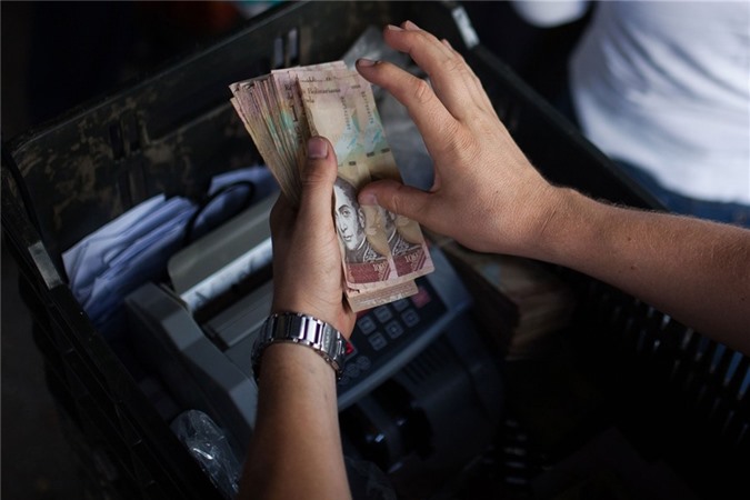 Venezuela in tiền mới mệnh giá cao chống siêu lạm phát