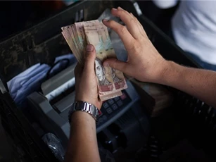 Venezuela in tiền mới mệnh giá cao chống siêu lạm phát