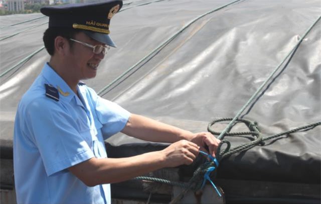 Bắt vụ vận chuyển trái phép 95,3 tấn than cám ở Quảng Ninh