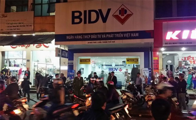 Kẻ bịt mặt cầm súng xông vào cướp ngân hàng BIDV ở Huế