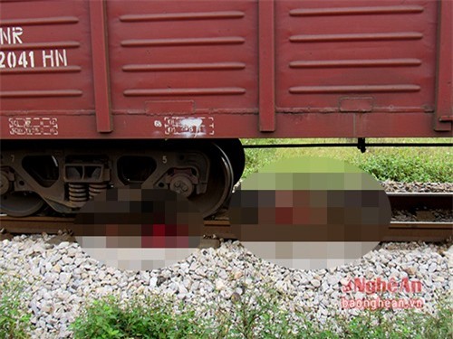 Mải nghe điện thoại, người đàn ông bị tàu đâm tử vong