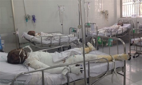 Mua xăng thơm về lau nhà, 4 thanh niên bị bỏng nguy kịch