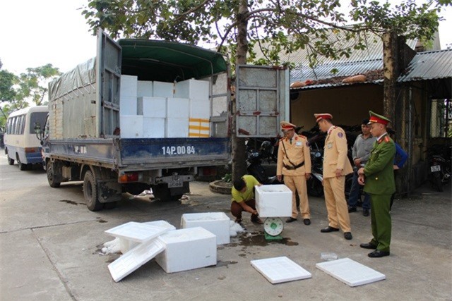 Tiêu hủy 2,8 tấn thực phẩm nhập lậu tại Quảng Ninh