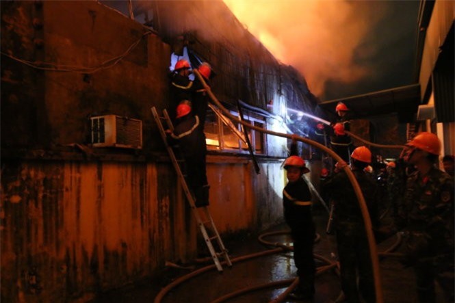 Cháy lớn thiêu rụi nhà xưởng tại Khu công nghiệp La Phù