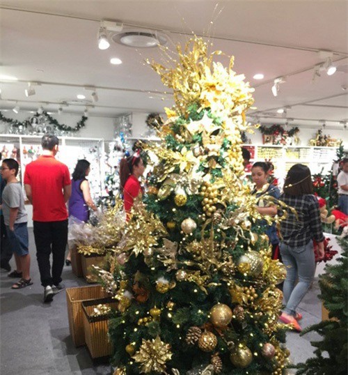 Đồ trang trí Giáng sinh "sang chảnh" giá hàng chục triệu đồng