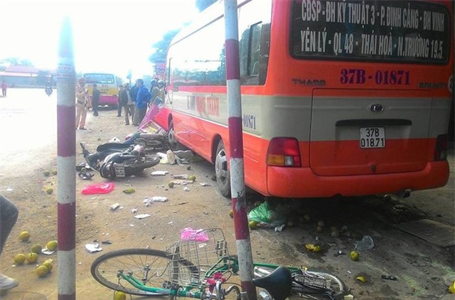 Nghệ An: Xe buýt gây tai nạn liên hoàn, 1 người tử vong