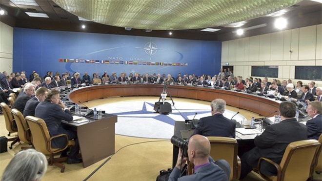 Ngoại trưởng NATO nhóm họp, Kerry lên tiếng trấn an đồng minh