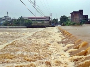 Tin lũ khẩn cấp: Miền Trung tiếp tục đối mặt với lũ lớn