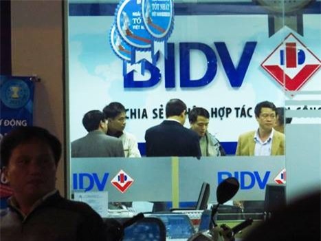 Xác định loại súng kẻ bịt mặt mang vào ngân hàng BIDV cướp tiền