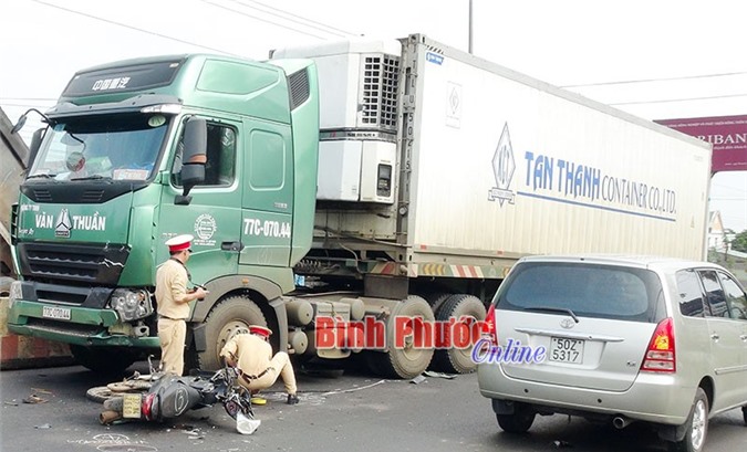 Đấu đầu xe tải, 2 thanh niên đi xe máy nguy kịch