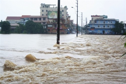 Mưa lớn diện rộng ở Trung bộ, khẩn trương di dân đến nơi an toàn